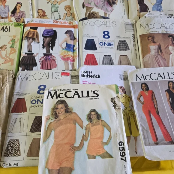 Large Lot Of 22 Vintage Sewing Patterns Mccalls,simplicity - Picture 3 of 5